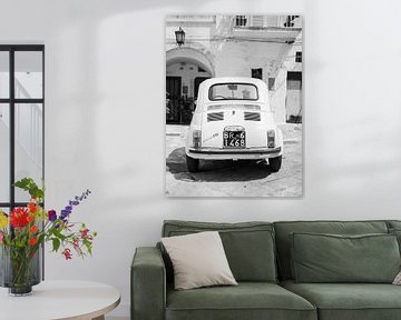 Schwarz-Weiß-Foto des Fiat 500 in Italien von Monique Tekstra-van Lochem