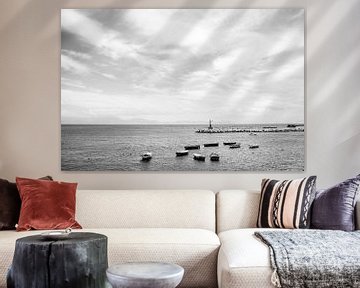 Schwarz-Weiß-Fotografie von Booten und Leuchtturm im Hafen von Neapel, Italien von Monique Tekstra-van Lochem