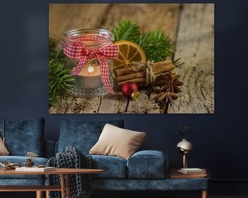 Advent en Kerstmis kaars lantaarn met natuurlijke decoratie op houten tafel van Alex Winter