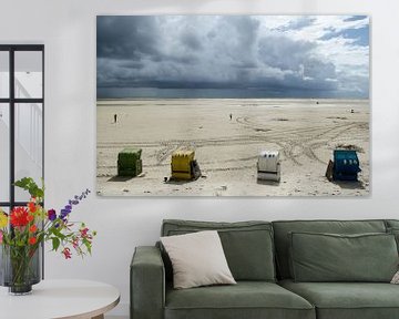 groot strand met strandstoelen, stormachtige wolken van Alexander Baumann