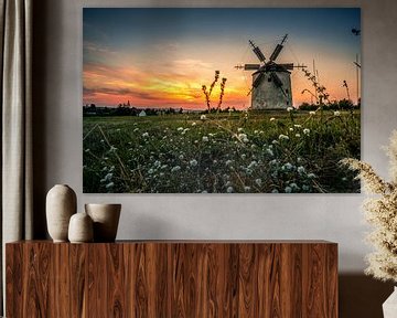 Windmolen in het veld. Landschapsopname van Tez bij zonsondergang van Fotos by Jan Wehnert