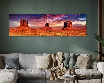 Panorama Tafelberge  Monolithen im Monument Valley in Arizona USA mit Wolken und Sonnenuntergang von Dieter Walther