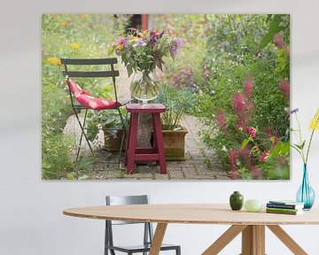 Blick in den Sommergarten mit Blumenvase von Birgitte Bergman