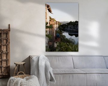 Reisfotografie bij zonsondergang met spiegeling in de Franse Ardeche rivier. van Fotograaf Elise