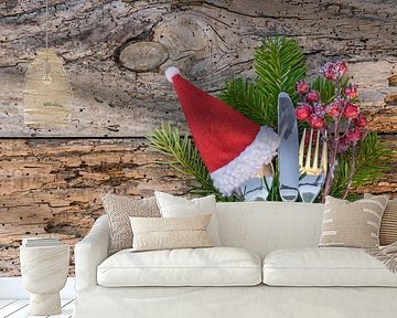 Weihnachtliches Tischgedeck mit Weihnachtsmannmütze auf rustikalem Holz von Alex Winter