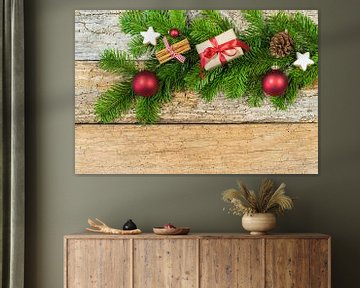 Weihnachtsgeschenk mit Tannenzweig und Ornamenten von Alex Winter