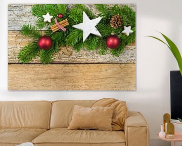Natürliche Weihnachtsdekoration mit Tannenzweig und Ornamenten auf Holz von Alex Winter
