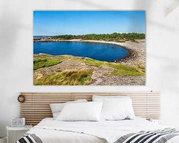 Landschap met baai op het eiland Merdø in Noorwegen van Rico Ködder