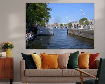 Amstel mit Schleuse und Skinny Bridge von Peter Bartelings