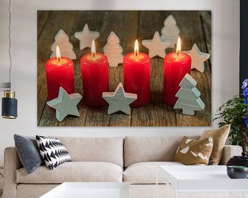 Fröhliche Weihnachtsdekoration im Advent mit brennenden roten Kerzen und weißen Ornamenten von Alex Winter