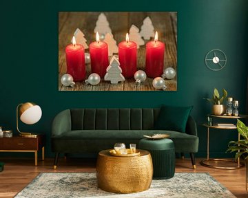 Vrolijk Kerstmis decoratie advent met brandende rode kaarsen en witte ornamenten van Alex Winter