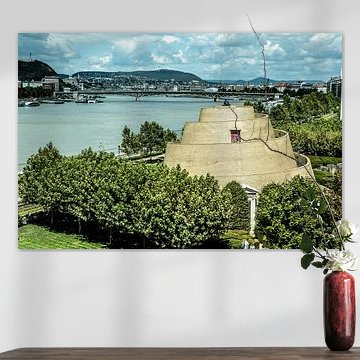 ziggurat mit blick auf boedapest vom museum aus