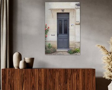 De grijze deur nr 92, met zacht rode rozen in Frankrijk - straat en reisfotografie