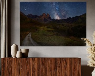 Milchstraße und Sterne über den Bergen der französischen Alpen. von Jos Pannekoek