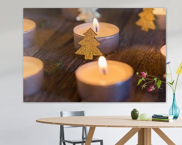 Advent of Kerstmis kaarslicht met ornamenten op hout van Alex Winter