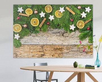 Weihnachtsdekoration auf hölzernem Hintergrund mit Tannenbaumrand von Alex Winter