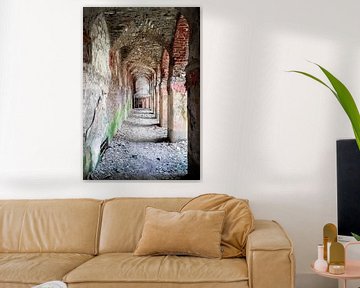 Verlassener Ziegelsteinkorridor. von Roman Robroek – Fotos verlassener Gebäude