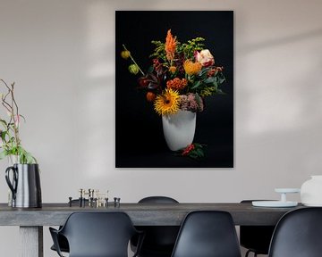 Sonniger Blumenstrauß in einer weißen Vase von Marjolijn van den Berg