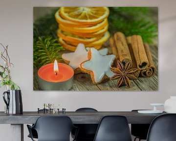 Kerstcompositie van sterrenkoekjes, specerijen, sinaasappelschijfjes en kaarslicht van Alex Winter