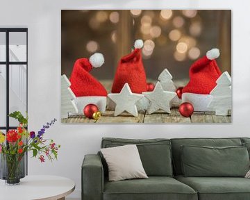 Kerstmuts met kerstversiering op houten lijst van Alex Winter