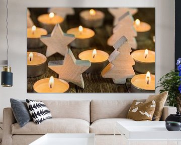 Bougies de Noël avec décorations de sapin de Noël en bois blanc et étoiles sur Alex Winter