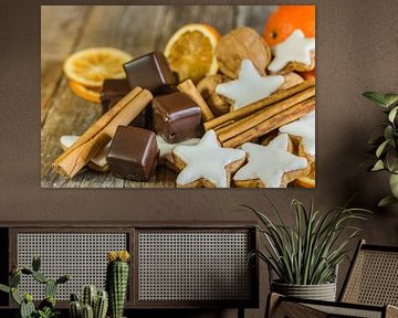Kerstmisvoedsel, sterrenkoekjes, chocolade en kruiden op houten lijst van Alex Winter