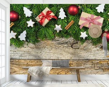 Traditionele kerstversiering op de achtergrond met geschenken en traditionele elementen van Alex Winter