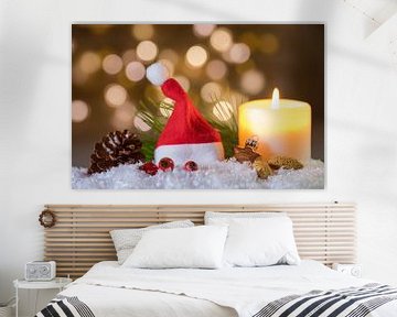 Kerst- of adventsdecoratie met brandende kaars en rode kerstmuts op sneeuw van Alex Winter
