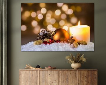 Brandende kaars en Kerstmisdecoratie over sneeuw en vage lichtenachtergrond met feestelijke stemming van Alex Winter