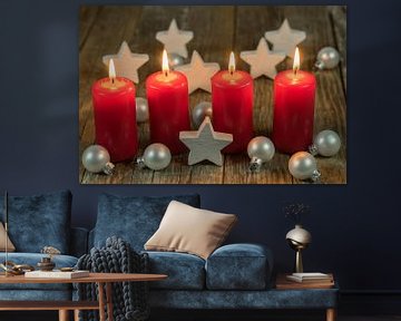 Kerstmis of advent rode kaarsen met sterren en ballen decoratie van Alex Winter