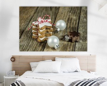 Stapel von Weihnachtsplätzchen Geschenk mit Dekorationen auf Holz Hintergrund von Alex Winter