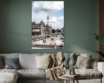 straatbeeld in Berlijn met tv toren en paleis