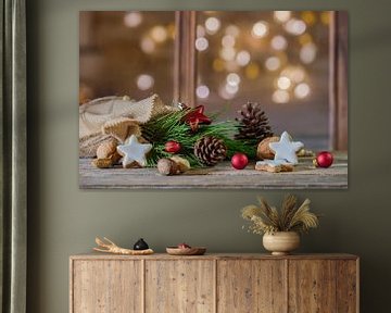 Kerstmis natuurlijke decoratie met stervormige koekjes, noten, dennentak en dennenappels van Alex Winter