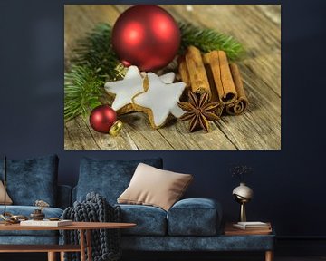 Kerststilleven met sterrenkoekje, specerijen en ornamenten op houten tafel van Alex Winter
