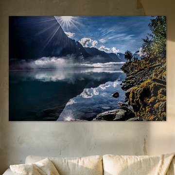 Morgennebel im norwegischen Fjord