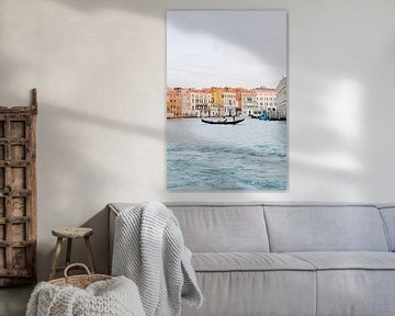 Gondel in kleurrijk Venetië van Milou van Ham