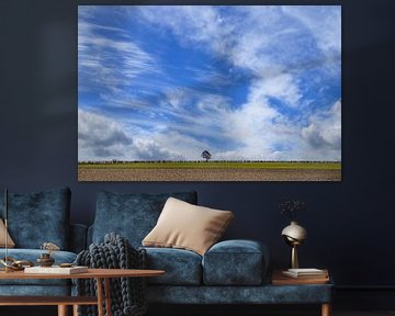 wolkenlandschap met boom van Hans Vos Fotografie