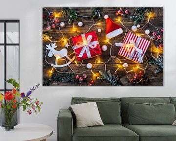 Kerstcompositie met geschenkdozen, kerstmuts, rendier en glimmend licht van Alex Winter