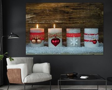 Feestelijke adventkaarsen voor de kersttijd met versiering op sneeuw van Alex Winter