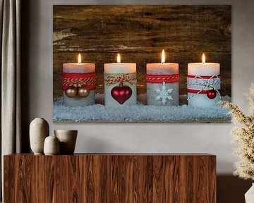 Kerstmis of Advent houten achtergrond met brandende kaarsen van Alex Winter
