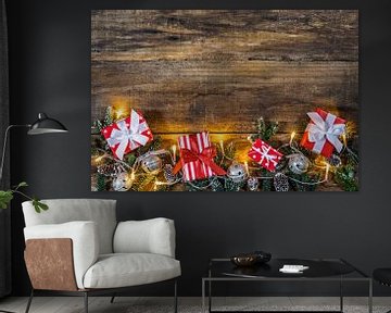 Weihnachtsgeschenke Geschenke mit Ornamenten, grünen Tannenzweigen, Tannenzapfen von Alex Winter