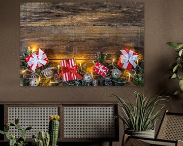 Kerstcadeaus geschenken met ornamenten, groene dennentakken, dennenappels van Alex Winter