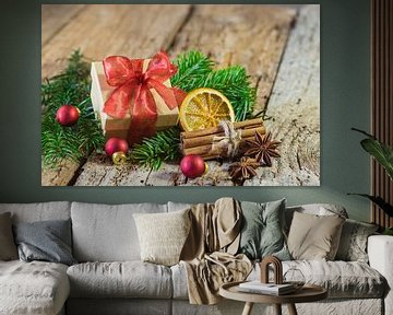 Weihnachtsgeschenkbox mit roter Schleife und Dekoration auf Holztisch von Alex Winter