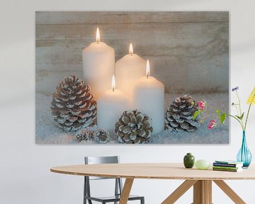 Advent- en kerstkaarsen met versiering, sneeuw van Alex Winter