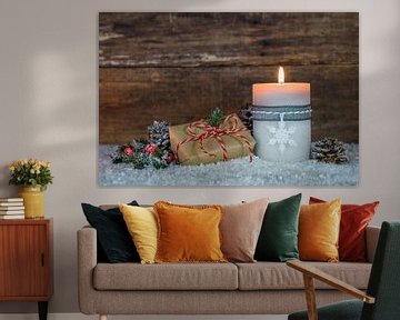 Brandende kaars met kerstgeschenk en decoratie van Alex Winter