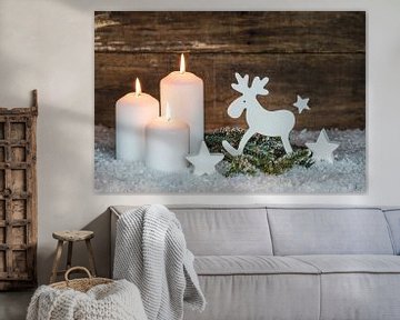 Kerstmis achtergronddecoratie met kaarslicht, rendieren, sneeuw, sparrentakken van Alex Winter