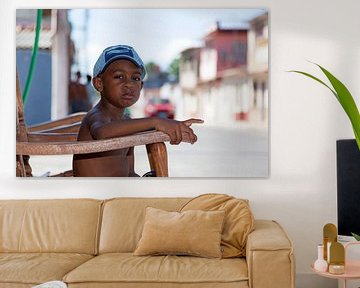 Kleine Cubaanse jongen in grote stoel