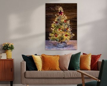 Beleuchteter Weihnachtsbaum mit roten Ornamenten und Schnee von Alex Winter