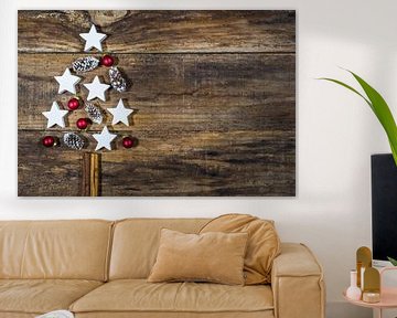 Kerstboomvorm met versieringen, rode ballen, witte sterren van Alex Winter