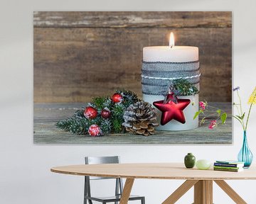 Brandende kerst- en adventskaars met natuurlijke decoratie en houten achtergrond van Alex Winter